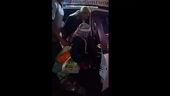 Engelli kadının yardımına koşanlar yürek ısıttı