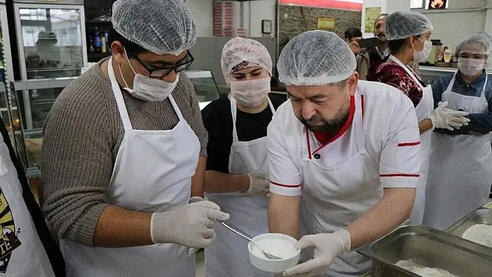 Engelli öğrenciler hamur yoğurdu, pide yaptı