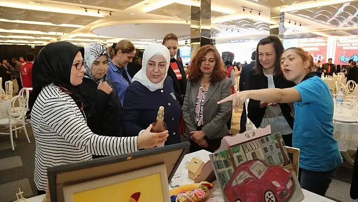 Engelliler gösterileriyle göz doldurdu
