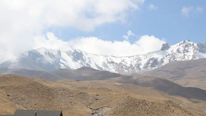 Erciyes Dağı gelinliğini giydi 
