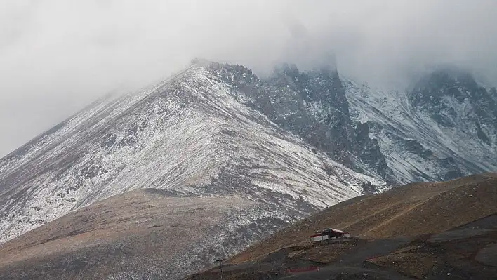 Erciyes Dağı'na kar yağdı