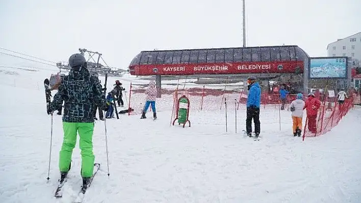 Erciyes Dağı'na mevsimin ilk karı yağdı