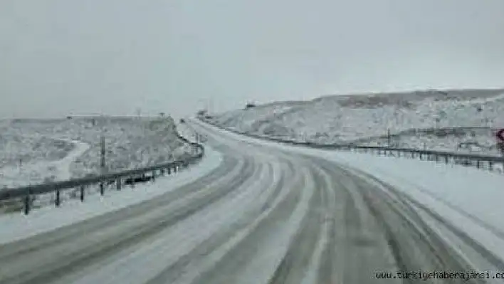 Erciyes dağına kar yağdı.