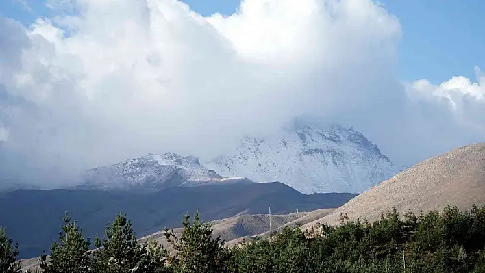 Erciyes'e mevsimin ilk karı yağdı