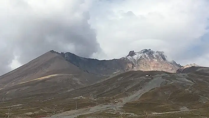 Erciyes'e mevsimin ilk karı yağdı
