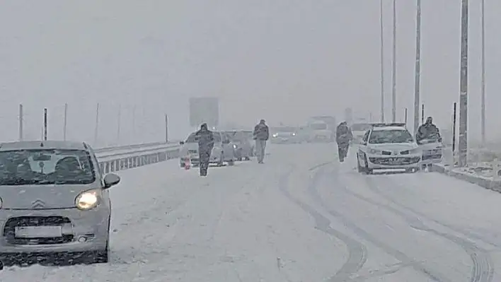 Erciyes'e Nisan Karı Yağdı