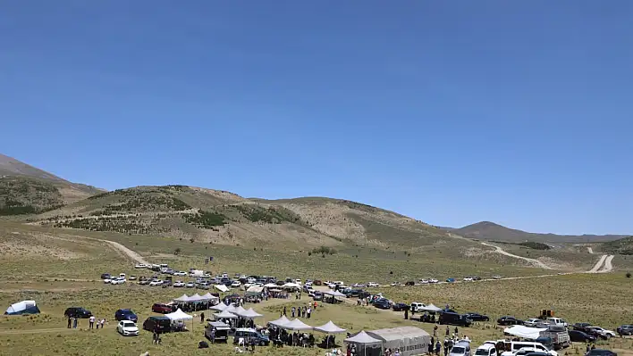 Erciyes'in eteklerin davullu zurnalı şenlik