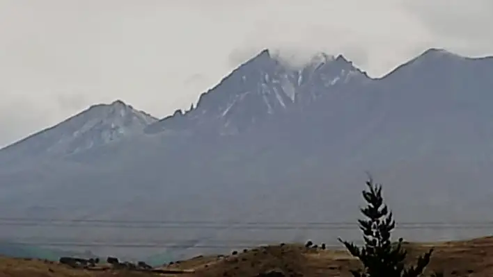 Erciyes'in tepesine yağan birşey var