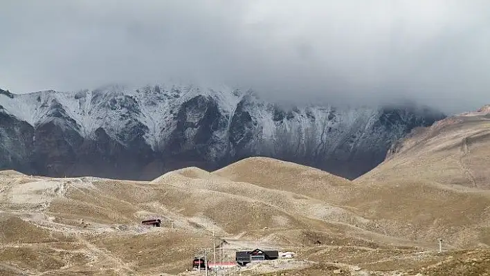 Erciyes'in zirvesi beyaz örtüyle kaplandı