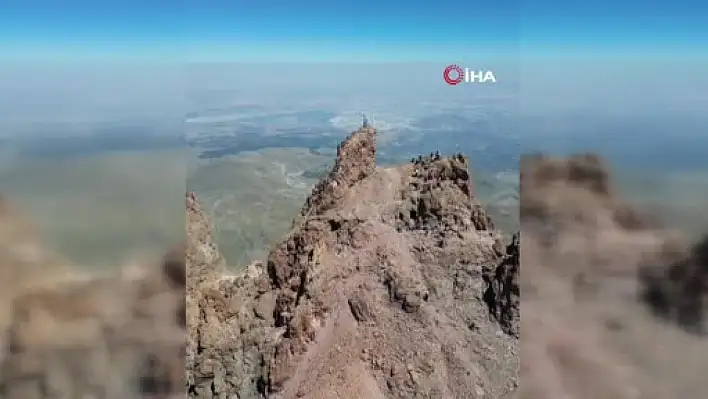 Erciyes'in zirvesinde bu pankartı açtılar! Bakın üzerinde ne yazıyor?