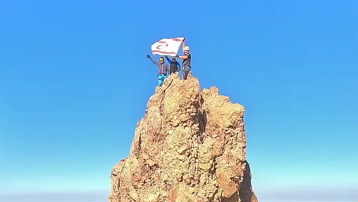Erciyes'in zirvesinde iki bayrak dalgalandı