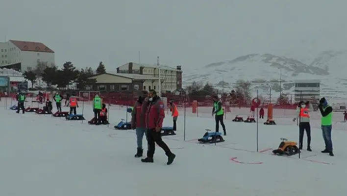 Erciyes'te 'Artık Çekilmez Oldun Kızak Yarışması' eğlenceli dakikalar yaşattı