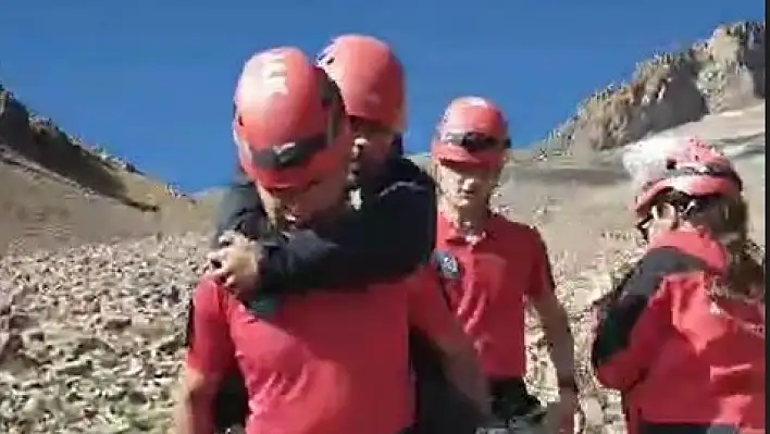 Erciyes'te ayağı burkulan dağcıyı ekipler sırtında taşıdı