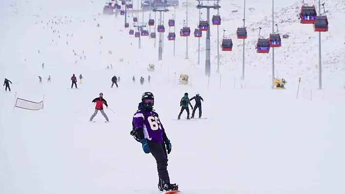 Erciyes'te baharda kayak heyecanı