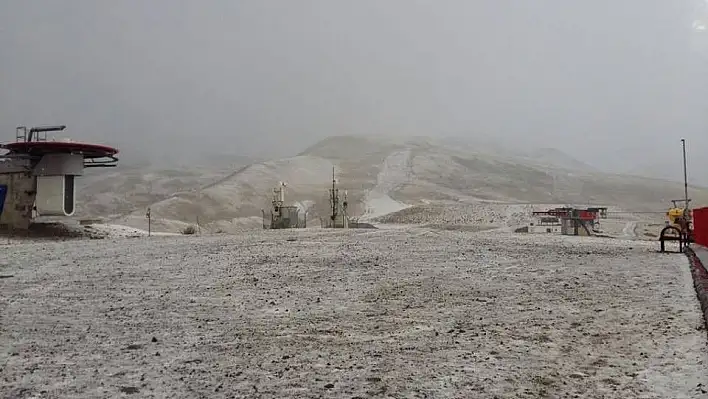 Erciyes'te beklenen kar yağışı başladı