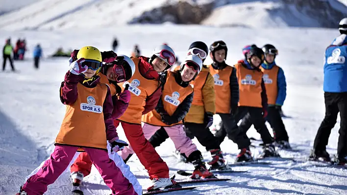 'Erciyes'te kayak ve snowboard kursları başladı