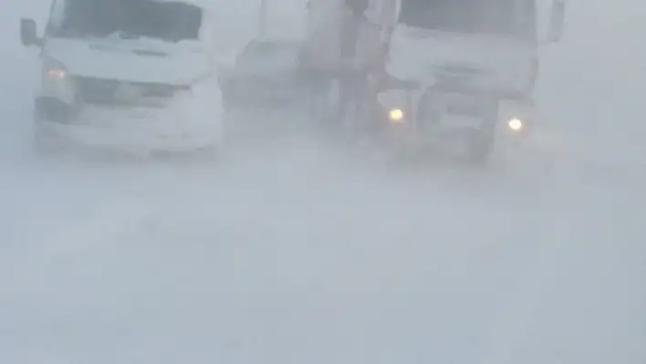 Erciyes'te mahsur kalan 80 araç kurtarıldı