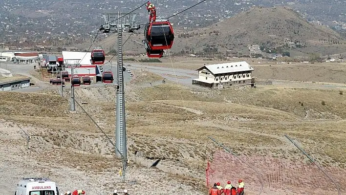 Teleferikte mahsur kalanlara halatlarla ulaşıldı