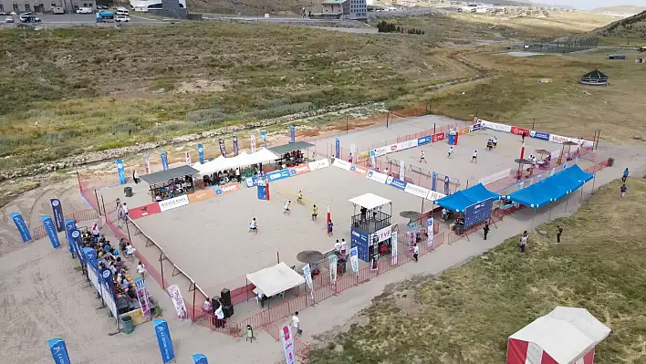 Erciyes'te plaj voleybolu turnuvası sürüyor