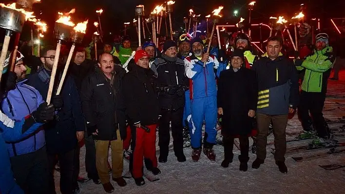 Erciyes'te yeni yıl meşalelerle karşılandı