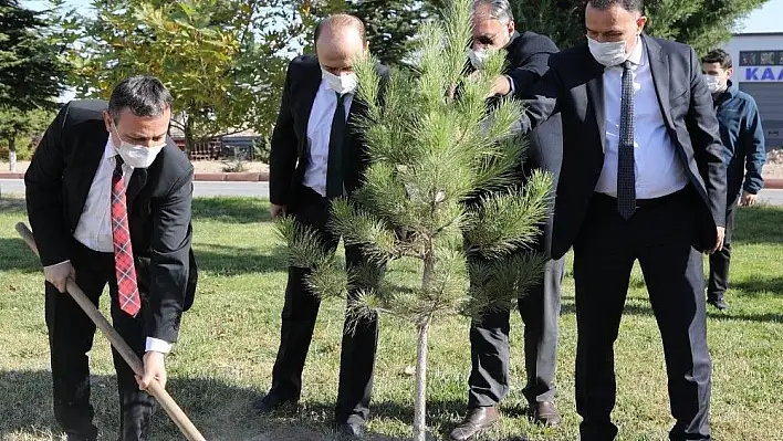 Erciyes Teknopark'da 'Geleceğe Nefes' Fidanları Toprakla Buluşturuldu