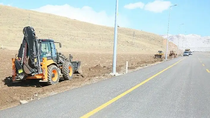 Erciyes yolunda ağaçlandırma çalışması