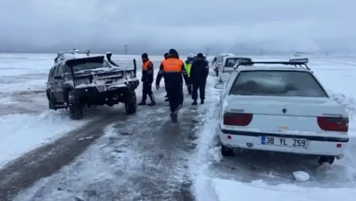 Erkilet - Çevril arasında mahsur kalanlara jandarma yetişti!