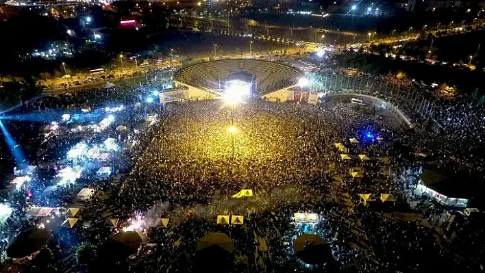 Bahar Şenlikleri'nde Manga grubu konser verdi!