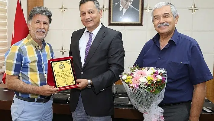 ERÜ'de en çok kornea nakli yapan hekime plaket takdim edildi
