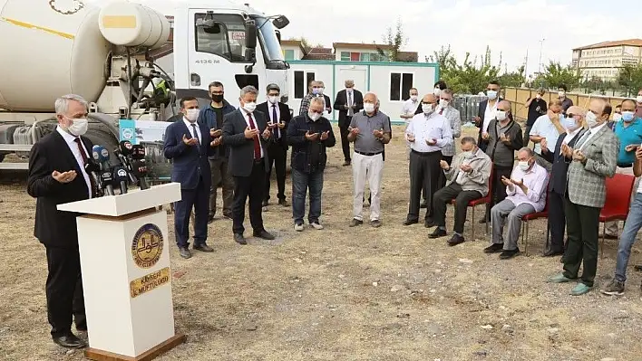 ERÜ'de Hacı Bayram Sanık ve Evlatları Camii'nin Temeli Atıldı