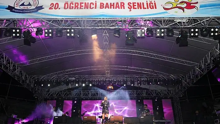 ERÜ'de Öğrenci Bahar Şenlikleri Kapsamında Ünlü Sanatçı Merve Özbey Konser Verdi
