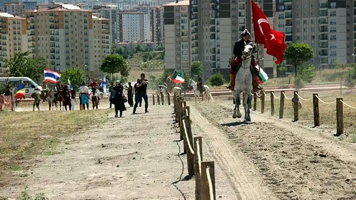 ERÜ'de 1. Uluslararası Sancak Beyi Atlı Okçuluk Müsabakası başladı