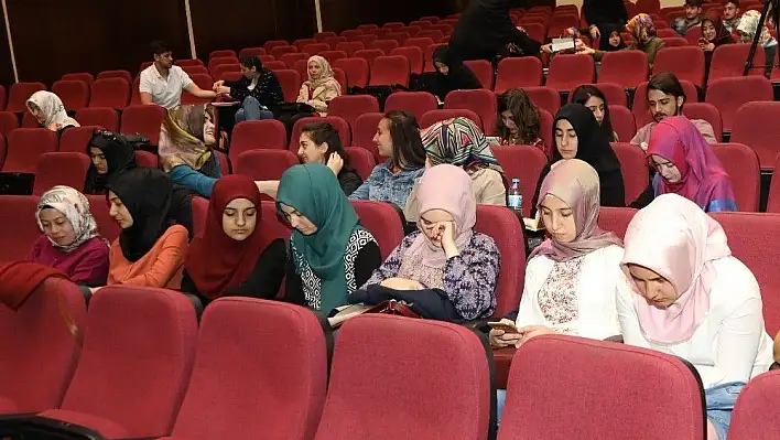 ERÜ'de 'Yaşama Sevinci' konulu konferans düzenlendi