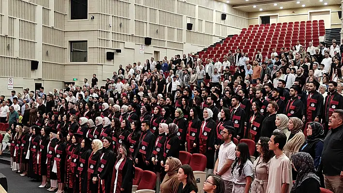 ERÜ Eczacılık Fakültesi'nde mezuniyet coşkusu