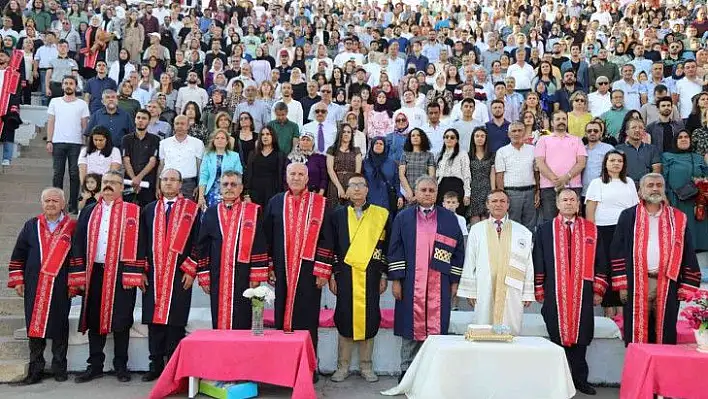 ERÜ Edebiyat Fakültesi'nde mezuniyet coşkusu yaşandı