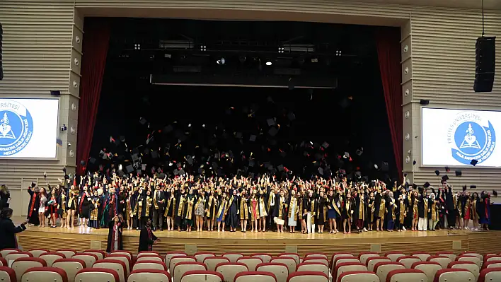ERÜ Halil Bayraktar Sağlık Hizmetleri Meslek Yüksekokulu'nda mezuniyet sevinci
