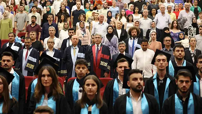 Erciyes Üniversitesi'nde mezuniyet coşkusu