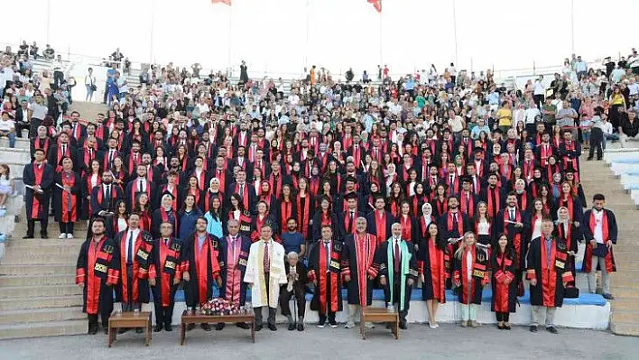 ERÜ Hukuk Fakültesi mezunlarını verdi