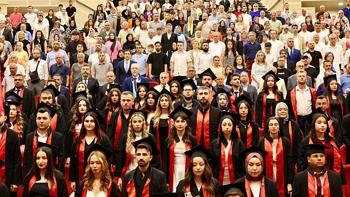 ERÜ İİBF ve Adalet MYO'da mezuniyet coşkusu