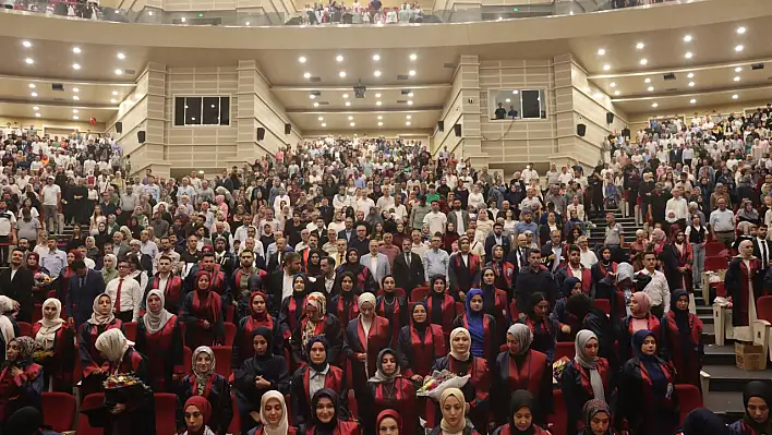 ERÜ İlahiyat Fakültesi'nden 250 öğrenci mezun oldu