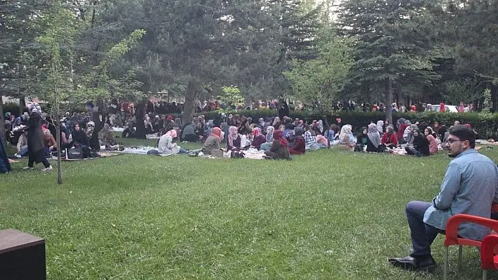 ERÜ İlahiyat'ta piknik tadında iftar
