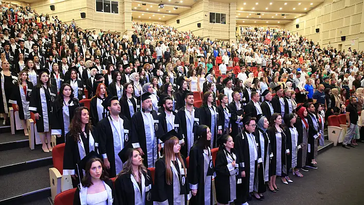 ERÜ İletişim Fakültesi mezunlarını verdi
