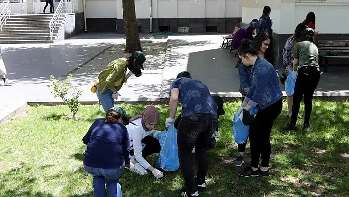 ERÜ'lü Öğrenciler İzmarit Topladı
