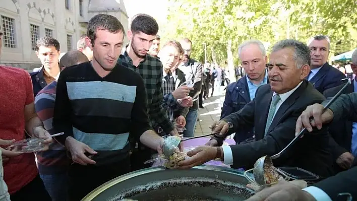 ERÜ öğrencilerine aşure ikramı