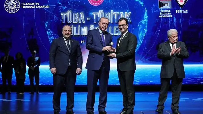 ERÜ Öğretim Üyeleri Doç. Dr. Halil Tekiner ve Doç. Dr. Hacer Tokyürek TÜBA Uluslararası Akademi Ödüllerini Aldı
