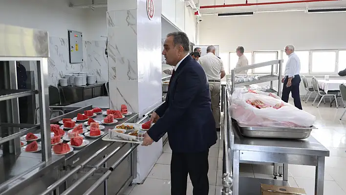 ERÜ Rektörü Altun, öğrenciler ile yemekte bir araya geldi!