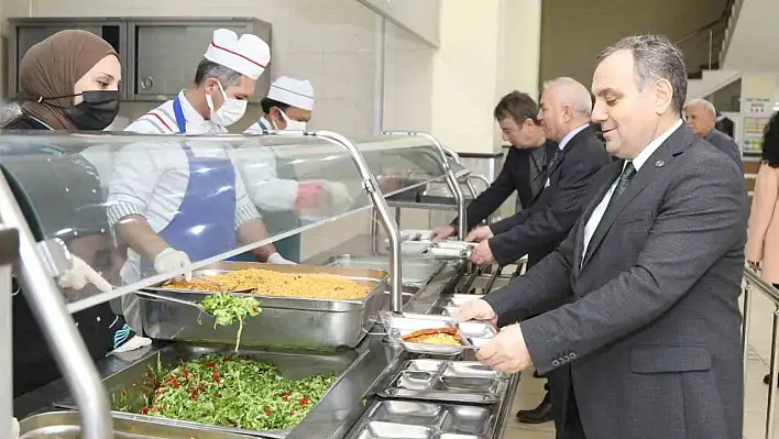 Rektörü Altun, öğrencilerle iftar yaptı