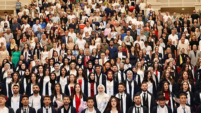 ERÜ Sağlık Bilimleri Fakültesi'nde mezuniyet coşkusu
