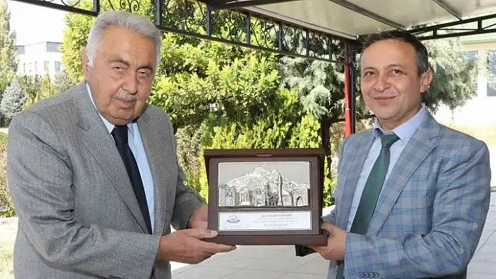 Hayırsever Hamdi Özdemir Gastroskopi Cihazı bağışladı