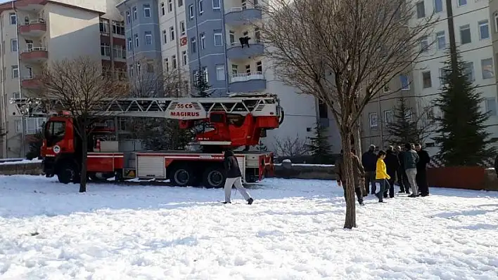 Eşi son anda yakaladı ama 5. kattan aşağı düşüp can verdi...